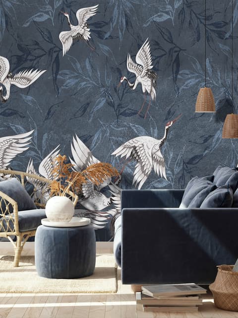 Papier peint panoramique bleu foncé, style grunge, avec des feuilles et des oiseaux grues