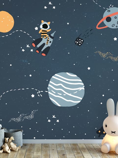 Papier peint panoramique de la chambre d'enfant avec des planètes colorées et des petites étoiles