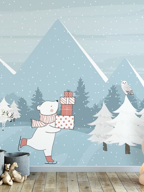 Eislaufender Weißer Bär im verschneiten Winterwald Fototapete