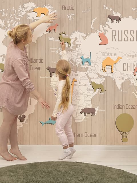 Kinderholzstil Weltkarte mit bunten Tiersilhouetten Fototapete