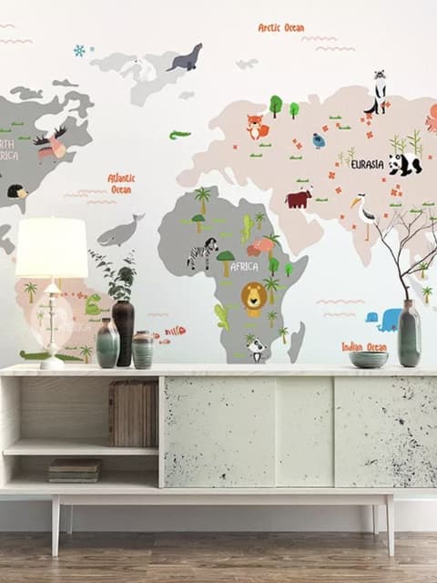 Papier peint panoramique carte du monde colorée avec animaux de dessin animé