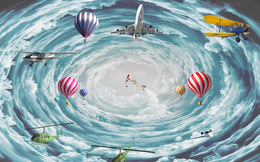 Heißluftballon und Flugzeuge am Himmel Fototapete