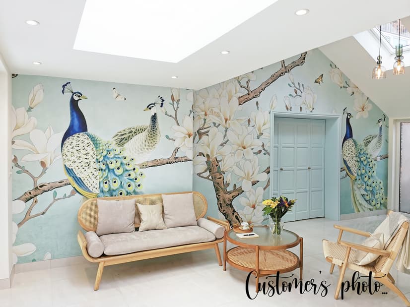Pfau mit Magnolienblüte Fototapete