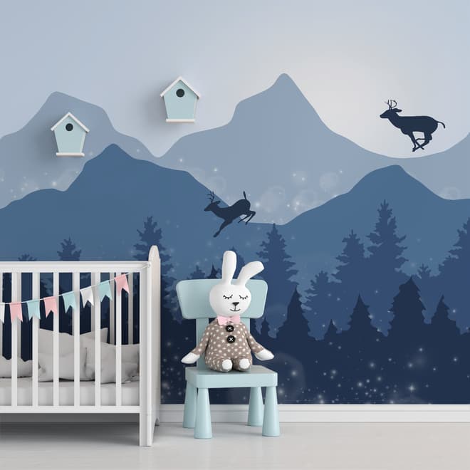 Monochrome Dunkelblauer Schneewald mit Hornsilhouette für Kinderzimmer Fototapete