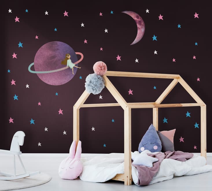 Espace coloré avec une jolie petite fille sur les anneaux de Saturne et la lune rose Stickers muraux