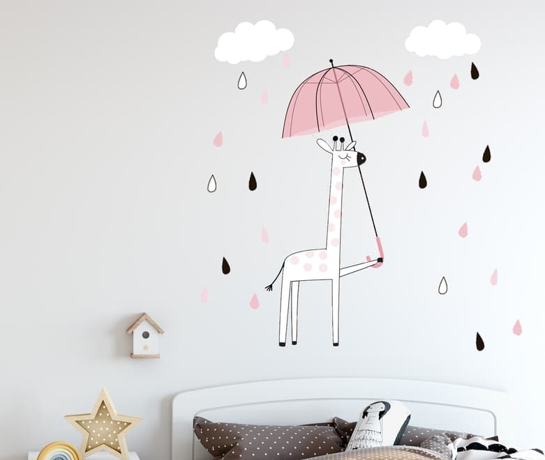Kinder Wandtattoo Niedliche Giraffe mit bunten Regentropfen und weißen Wolken
