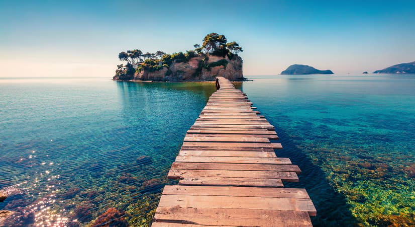 Realistische Meereslandschaft mit Holzbrücke Fototapete