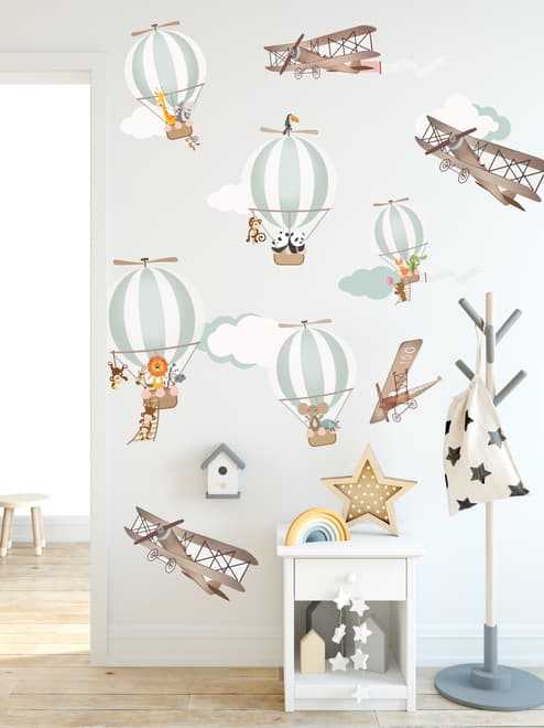 Wandtattoo mit grünen Heißluftballons und braunen Flugzeugen mit Wolken für Kinderzimmer