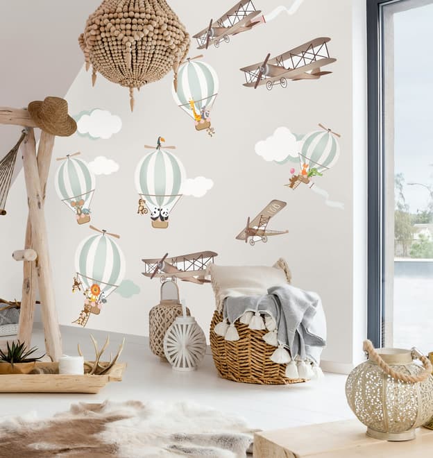 Wandtattoo mit grünen Heißluftballons und braunen Flugzeugen mit Wolken für Kinderzimmer