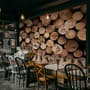 Papier peint panoramique café avec mur en bois