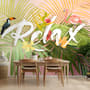 Papier peint panoramique flamant rose avec feuilles tropicales colorées