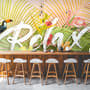 Papier peint panoramique flamant rose avec feuilles tropicales colorées