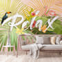 Papier peint panoramique flamant rose avec feuilles tropicales colorées