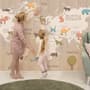 Kinderholzstil Weltkarte mit bunten Tiersilhouetten Fototapete