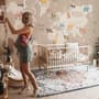 Kinderholzstil Weltkarte mit bunten Tiersilhouetten Fototapete