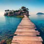 Realistische Meereslandschaft mit Holzbrücke Fototapete